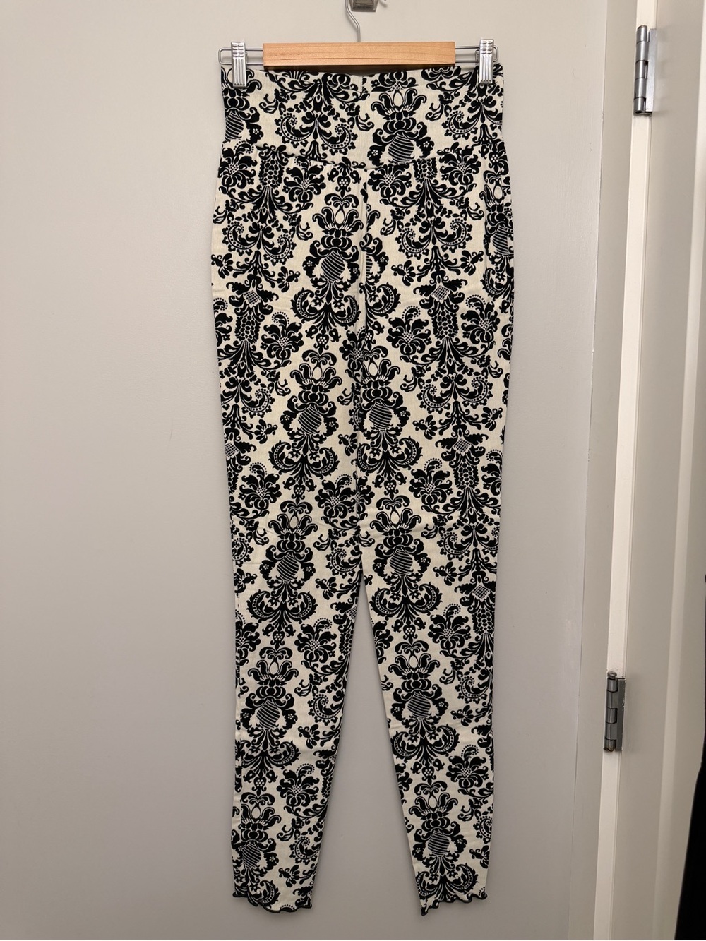High-Rise Damask Print Leggings — Black on Cream